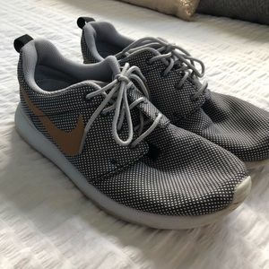 Nike Tennis Shoes Gray & Gold